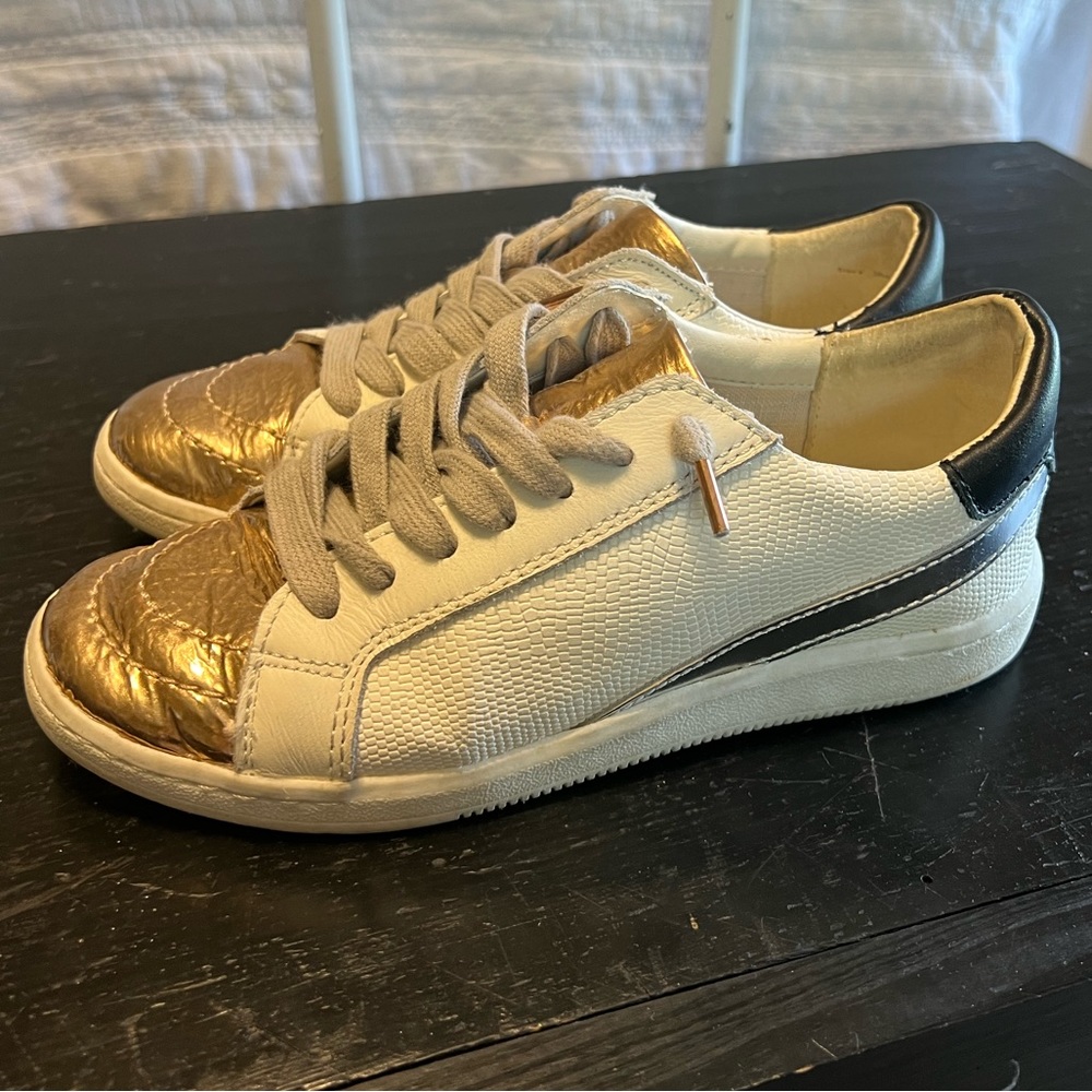 Dolce Vita Size 6 Gold Toe Zina Sneakers